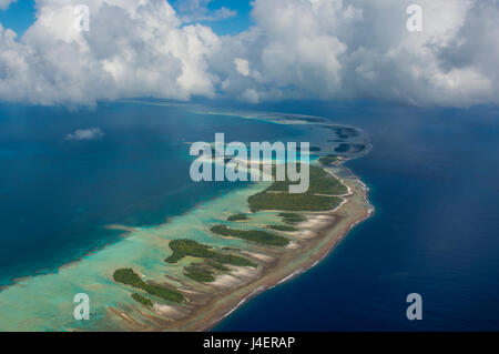 Luftbild der blauen Lagune von Rangiroa, Tuamotus, Französisch-Polynesien, Pazifik Stockfoto