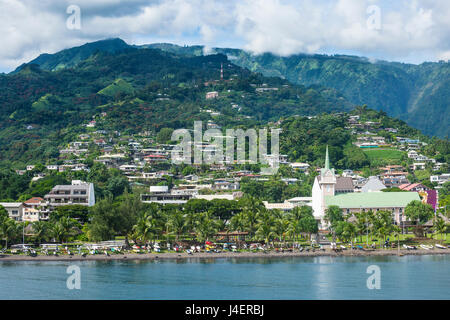 Imposante Berge, droht hinter Papeete, Tahiti, Gesellschaftsinseln, Französisch-Polynesien, Pazifik Stockfoto