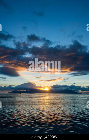 Dramatischen Sonnenuntergang über Moorea, Papeete, Tahiti, Gesellschaftsinseln, Französisch-Polynesien, Pazifik Stockfoto