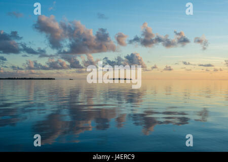 Sonnenuntergang über dem ruhigen Wasser des Pazifik, Französisch-Polynesien, Tuamotus, Tikehau Stockfoto
