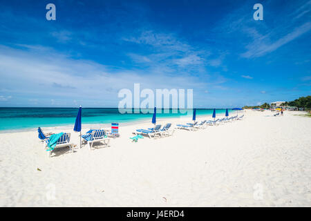 Liegestühle am Welt-Klasse Shoal Bay East Beach, Anguilla, britische Übersee Territorium, West Indies, Karibik, Mittelamerika Stockfoto
