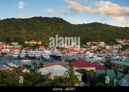 Luxus-Yachten im Hafen von Gustavia, St. Barth (Saint Barthelemy), kleine Antillen, West Indies, Karibik Stockfoto