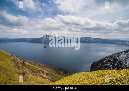 Die Caldera von See Mashu, Akan-Nationalpark, Hokkaido, Japan, Asien Stockfoto