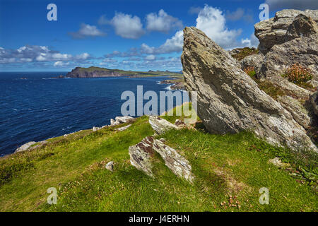 Ein Blick von Clogher Head in Richtung Sybil Point, am westlichen Ende der Halbinsel Dingle, County Kerry, Munster, Irland Stockfoto