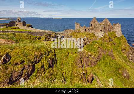 Dunluce Castle in der Nähe von Portrush, County Antrim, Ulster, Nordirland, Vereinigtes Königreich, Europa Stockfoto
