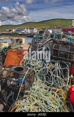 Krabben Sie-Töpfe aufgestapelt auf dem Kai auf Portmagee, Skellig Ring, Ring of Kerry, County Kerry, Munster, Irland, Europa Stockfoto