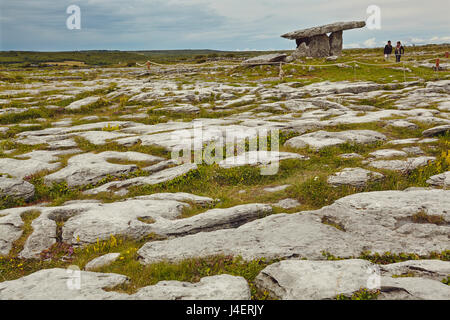 Die Poulnabrone Dolmen, prähistorische Platte Grabkammer, The Burren, County Clare, Munster, Irland, Europa Stockfoto