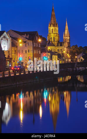 Abenddämmerung Blick auf den Dom St. Fin Barre, am Ufer des Flusses Lee in Cork, County Cork, Munster, Irland Stockfoto