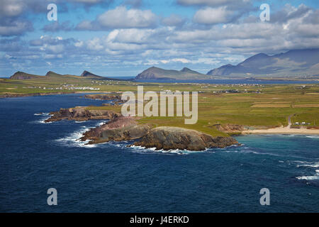 Ein Blick von Clogher Head in Richtung Sybil Point, am westlichen Ende der Halbinsel Dingle, County Kerry, Munster, Irland Stockfoto