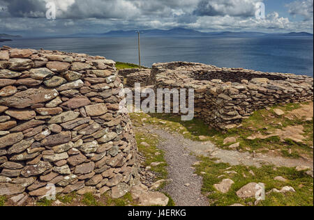 Die Fahan Gruppe der Bienenstock Hütten, an der südwestlichen Küste der Halbinsel Dingle, in der Nähe von Slea Head, County Kerry, Munster, Irland Stockfoto