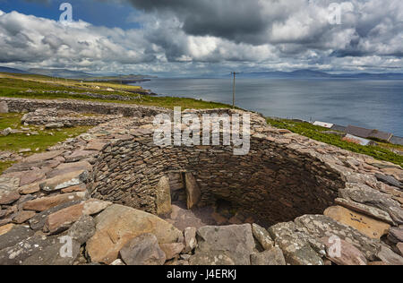 Die Fahan Gruppe der Bienenstock Hütten, an der südwestlichen Küste der Halbinsel Dingle, in der Nähe von Slea Head, County Kerry, Munster, Irland Stockfoto