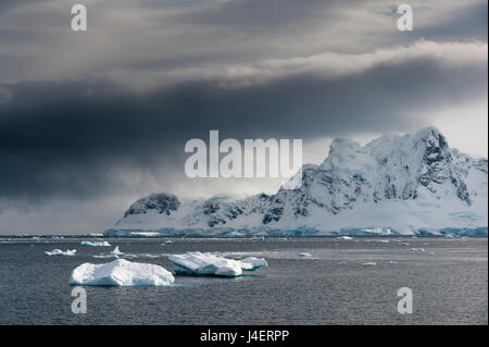 Ein Blick auf die Berge rund um Paradise Bay, Antarktis, Polarregionen Stockfoto