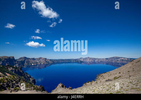 Den stillen Wassern der Kratersee, der tiefste See in den USA, Teil der Kaskadenkette, Oregon, USA, Nordamerika Stockfoto