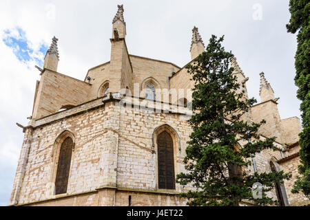 Imposanten Blick auf die Ostseite des 14. Jahrhundert gotische Esglèsia de Santa María, Montblanc, Tarragona, Katalonien, Spanien Stockfoto