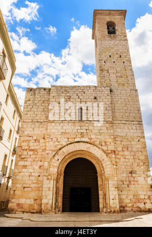 13. Jahrhundert romanische Fassade und Bell Turm von Església de Sant Miquel, Montblanc, Tarragona, Katalonien, Spanien Stockfoto