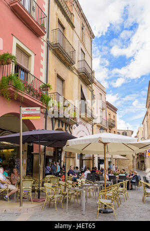 Cafés in den Hauptplatz, Plaça Major im Zentrum der mittelalterlichen Montblanc, Tarragona, Katalonien, Spanien Stockfoto
