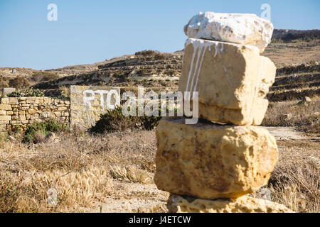 Gemalten Schild angeblich privaten Grundstücken in Malta, Gozo. RTO lackiert in weiß auf ein landwirtschaftliches Gebäude. Stockfoto