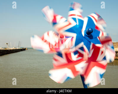 Pin-Rad, Spielzeug Windmühle mit Union Jack-Flagge-Farben an einem sonnigen Tag. Austritt. Stockfoto