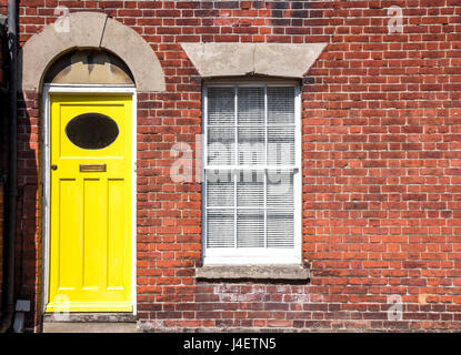 Gelbe Haustür einer alten traditionellen englischen Reihenhaus. Canterbury, England. Stockfoto