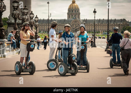 Touristen auf Segway-Fahrzeuge am Pont Alexandre III in der Nähe von Invalides in Paris Stockfoto