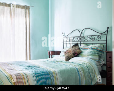 Helle und luftige Zimmer mit rustikalen Möbeln und grün / türkis Farbe und Heimtextilien aus einem Bed And Breakfast. Stockfoto