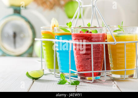 Leckeren Cocktail mit fruchtigen Joghurt auf weißen Tisch Stockfoto