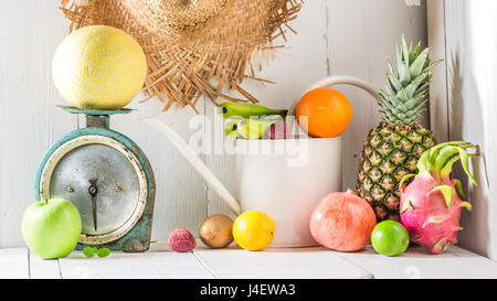 Verschiedene tropische Früchte auf einem weißen Tisch Stockfoto