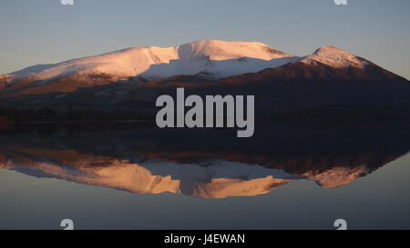 Snow Capped Skiddaw spiegelt sich in Bassenthwaite Lake, Cumbria Stockfoto