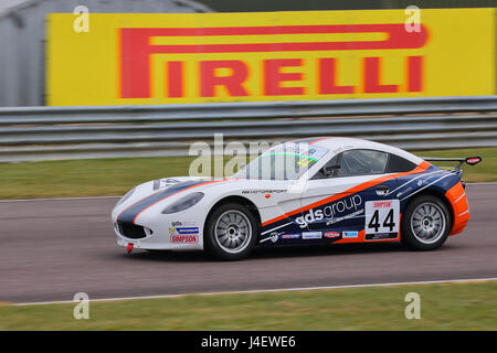 Finley Green Ginetta Junior Cup bei Thruxton Racecourse im Freien Training am Samstag, 6. Mai Stockfoto