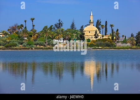 Hala Sultan Tekke (oder "Moschee von Umm Haram" - eine sehr wichtige und sehr heiligen Ort für Islam) am Salzsee ("Aliki") von Larnaca, Zypern Stockfoto