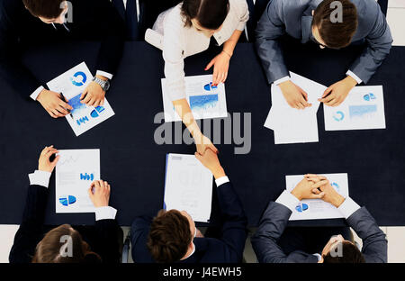 Business Handshake im Büro Stockfoto