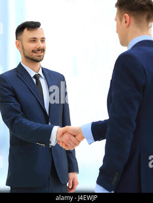 Handschlag von zwei Geschäftsleute im Büro Stockfoto