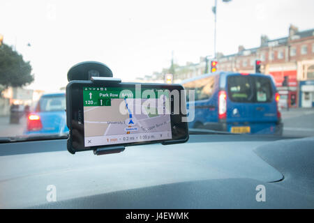 Ein Android Smartphone als Navigationsgerät mit Google Maps verwendet Stockfoto