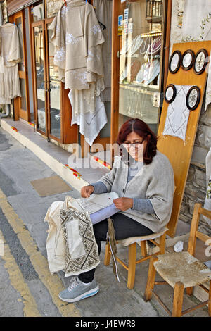 Lady empbroidering bei Pano Lefkara, einer der traditionellen "Spitze und Stickerei Dörfer", Larnaca, Zypern Insel. Stockfoto