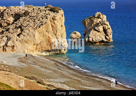 "Petra Tou Romiou" Strand ("Griechisch Rock", auch bekannt als "Aphrodite Felsen" oder "Aphrodites Strand"), der "Geburtsort" der Aphrodite (Venus), Zypern. Stockfoto