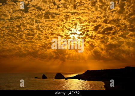 Sonnenuntergang am "Petra Tou Romiou" ("Griechisch Rock", auch bekannt als "Aphrodite Felsen" oder "Aphrodites Strand"), der "Geburtsort" der Aphrodite (Venus), Zypern. Stockfoto