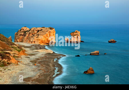 "Petra Tou Romiou" Strand ("Griechisch Rock", auch bekannt als "Aphrodite Felsen" oder "Aphrodites Strand"), der "Geburtsort" der Aphrodite (Venus), Zypern. Stockfoto