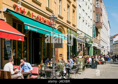 Berlin, Deutschland - 11. Mai 2017: Leute sitzen in Restaurants und Cafés in den Straßen von Berlin-Mitte an einem sonnigen Tag. Stockfoto