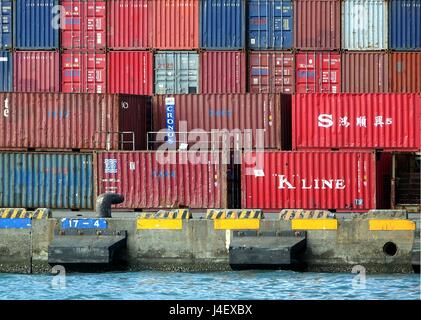 KAOHSIUNG, TAIWAN--11. Mai 2014: alte Container befinden sich an einem Dock im Hafen von Kaohsiung Stockfoto