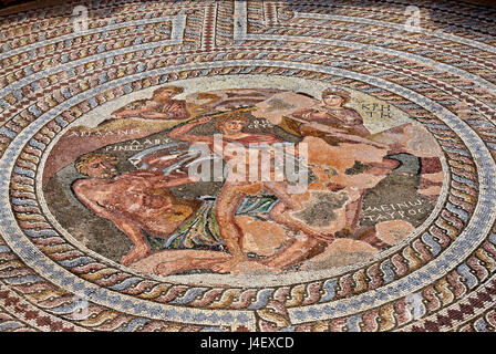 Beeindruckend und sehr gut erhaltene Mosaik im "Haus des Theseus', in der archäologische Park von Kato Paphos (UNESCO Weltkulturerbe), Zypern. Stockfoto