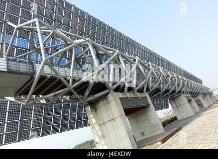 TAINAN, TAIWAN--4. März 2014: eine riesige Wand aus Sonnenkollektoren ist eine Besonderheit des National Museum of Taiwan History in Tainan Stadt, w Stockfoto