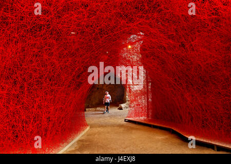 "Ein Spaziergang durch die Linie" Kunstinstallation von Chiharu Shiota in einer Höhle von Fabrica, Paphos, Zypern. Stockfoto