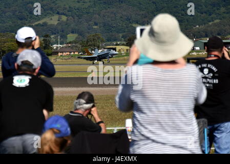 Albion Park, Australien - 6. Mai 2017. Leute beobachten die Airshow. Flügel über Illawarra ist einer jährlichen Flugschau in Illawarra Regional Airport statt. Stockfoto