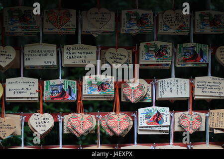 Kyoto, Japan, 25. Juni 2016, Herz und rechteckige Form des Holz-Plakette für ein Segen im japanischen Stil nennen EMA im Heiligtum in Arashiyama. Stockfoto