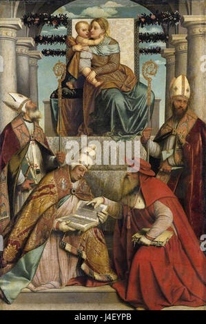 Ein religiöses Gemälde mit der Madonna mit dem Kind in Ruhm, umgeben von den Heiligen Gregor dem Großen, Jerome, Ambrosius und Augustinus. Das Kunstwerk spiegelt die heiligen Themen des Katholizismus wider und zeigt die Verehrung der Heiligen und der göttlichen Figuren in christlicher Tradition. Stockfoto