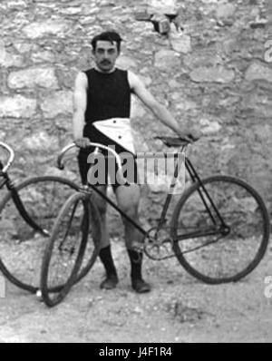 Paul Masson war ein bekannter französischer Architekt und Künstler, der eine bedeutende Rolle bei der Gestaltung und Dekoration der architektonischen Landschaft in Athen während des späten 19. Jahrhunderts spielte. Seine Arbeit während der Olympischen Spiele 1896 zeichnet sich durch seine historische Bedeutung und seinen ästhetischen Wert aus. Stockfoto