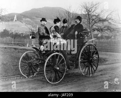 Das Bild zeigt Carl und Bertha Benz, Pioniere des Automobils, zusammen mit ihren Tochter Klara und Fritz, auf einer Reise im Jahr 1894. Das Fahrzeug ist ein Benz Victoria, eines der ersten jemals hergestellten Kraftfahrzeuge. Stockfoto