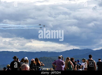 Albion Park, Australien - 6. Mai 2017. Leute beobachten die Airshow. Flügel über Illawarra ist einer jährlichen Flugschau in Illawarra Regional Airport statt. Stockfoto