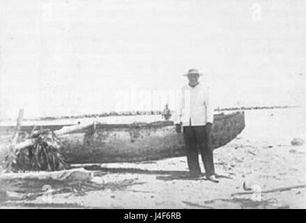 Dieses historische Foto zeigt Häuptling Ariki von Aitutaki, einer Insel auf den Cook-Inseln, mit einem Auslegerkanu am 11. Oktober 1900. Das Bild zeigt die traditionelle Lebensweise auf den Pazifikinseln und die kulturelle Bedeutung der Kanus in ihren Gesellschaften. Stockfoto