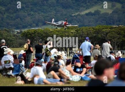 Albion Park, Australien - 6. Mai 2017. Leute beobachten die Airshow. Flügel über Illawarra ist einer jährlichen Flugschau in Illawarra Regional Airport statt. Stockfoto